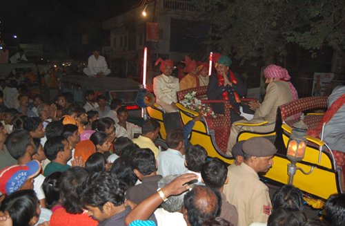 Maharaj in Dussehra procession meeting people of city