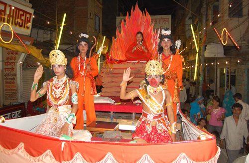 Maharaj in Dussehra procession meeting people of city