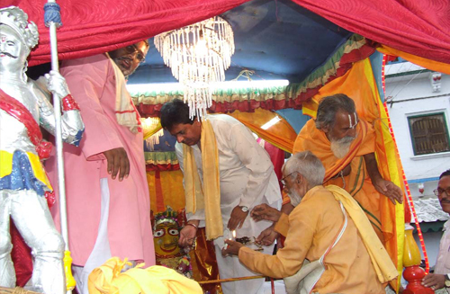 Maharaj during puja of  Lord Jagannath